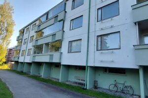 Parvekekaiteiden maalaus
