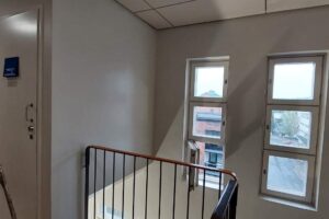 Porraskäytävän katto- ja seinäpinnat maalattiin.